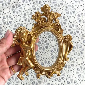 Cornice foto ovale angelo in resina dorata stile vintage per esposizione gioielli barocca.