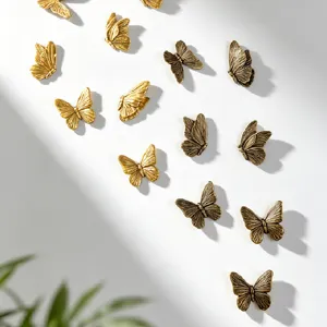 Adesivi murali farfalla in resina 3D e magneti da frigo in oro e bronzo metallizzato.