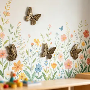 Primo piano della decorazione murale con farfalla in resina 3D e finitura metallica.