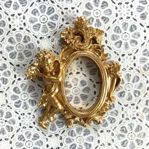 Cornice portafoto angelo ovale in resina vintage europea per display gioielli oro.