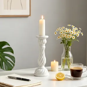 Vista detallada de un portavelas de resina blanca con diseño retorcido en una configuración.
