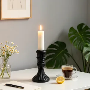 Candelabro vintage de resina negra estilo francés con vela blanca para decoración del hogar.