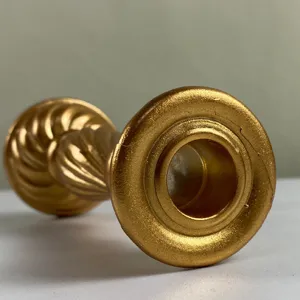 Detalle en primer plano de un portavelas de resina dorada, pilar decorativo de estilo francés retro.