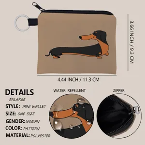 Detailweergave van mini-portemonnee met dachshund-print, maat en waterafstotende stof.
