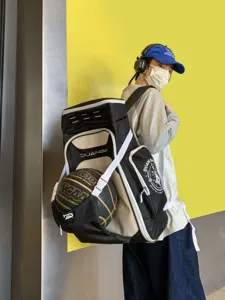 Großer Sportrucksack mit Basketball-Netztasche, auf einem männlichen Modell präsentiert.