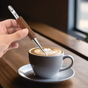 Bolígrafo de arte latte de café de acero inoxidable con mango de madera para baristas.