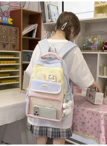 Studentessa con zaino ita in nylon color block pastello e ciondolo a forma di coniglio