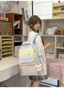 Modella indossa uno zaino ita-bag in nylon color block pastello in uno scatto di dettaglio.