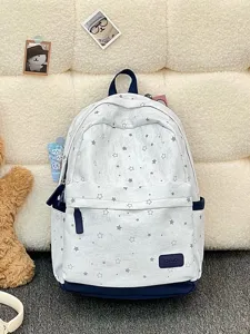 Detailansicht des weißen Rucksacks mit Sternmuster, dunkelblauen Akzenten und Fronttasche
