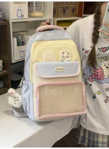 Dettaglio di uno zaino scolastico in nylon color pastello con tasca trasparente