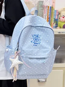Nahaufnahme eines hellblauen Rucksacks mit Sternmuster und süßem Sternanhänger