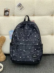Stylischer schwarzer Rucksack mit weißem Sternenmuster und großem Fassungsvermögen