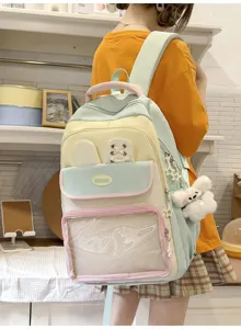 Vista di uno zaino scolastico in nylon color-block pastello indossato da una studentessa