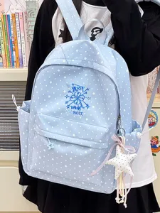 Detailansicht einer hellblauen Schultasche mit weißen Sternenmustern und Stickereidekor.