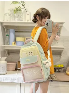 Dettaglio di uno zaino itabag in nylon pastello indossato da una ragazza in cucina