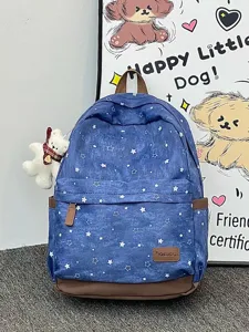 Modischer Schulrucksack mit blauem Sternenmuster und süßem weißem Bärenanhänger.