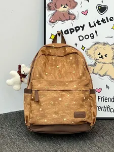Detailansicht des braunen Rucksacks mit Sternmuster und süßem Bären-Schlüsselanhänger.