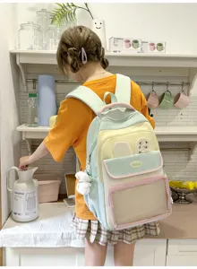 Dettaglio dello zaino ita bag in nylon colorato con orecchie di coniglio e tasca