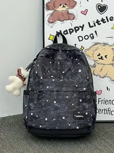 Detailansicht des schwarzen Rucksacks mit Sternenmuster und weißem Bärenanhänger