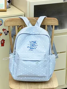 Nahaufnahme des hellblauen Schulrucksacks mit weißem Sternmuster und Stickerei.