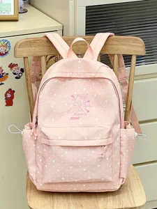 Detailansicht eines rosa Schulrucksacks mit weißen Sternmustern und Blumenstickerei