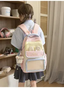 Zaino itabag bicolore rosa e crema indossato da una studentessa in biblioteca