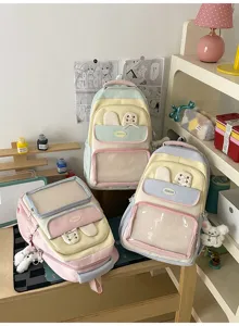 Tre borse Ita in nylon color pastello esposte in un ambiente accogliente per studenti