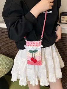 Süße handgefertigte Häkel-Kirsch-Handytasche für Damen mit rosa Kontrast-Trageriemen