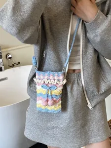 Handgestrickte bunte Häkel-Handytasche mit süßen Kirschanhängern für modebewusste Damen