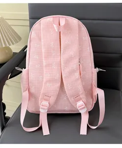 Vue détaillée de l'arrière d'un cartable rose à carreaux avec motifs de nœuds blancs