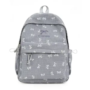 Vue de face d'un joli sac à dos en vichy gris et blanc avec broderie de nœuds blancs