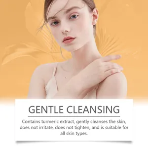 Vue détaillée du savon nettoyant facial doux à l'extrait de curcuma pour tous types de peau.
