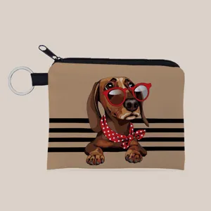 Leuke stoffen portemonnee met teckelprint en sleutelhanger, detail van de rits en stof.