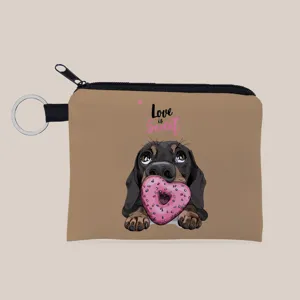 Close-up van een schattige dashond portemonnee met 'Love is Sweet' hart donut print