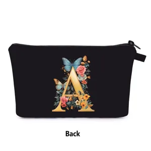 Vista posteriore di una borsa cosmetica nera con alfabeto floreale A e farfalla