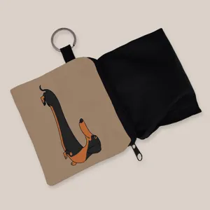 Detailweergave van de dachshund portemonnee met digitale print en metalen sleutelhanger