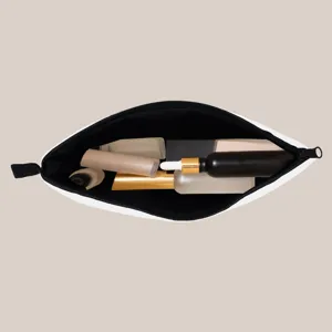 Innenansicht einer weißen Kosmetiktasche mit Platz für verschiedene Hautpflegeprodukte
