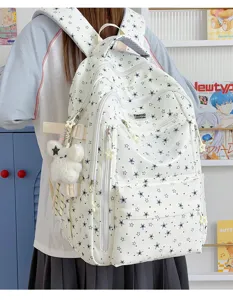 Étudiante portant un sac à dos scolaire à motifs d'étoiles vue de dos détaillée