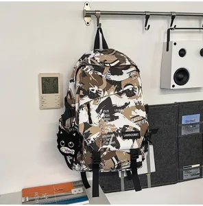 Detailansicht eines großen Graffiti-Rucksacks in einem modernen Arbeitszimmer-Ambiente.