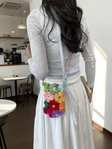 Pochette Téléphone Tricoté à la Main Fleurs Contraste Multicolore Fil Sac Bandoulière Mignon Doux Crochet Sac à Épaule Pour Femmes Filles