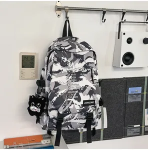 Lifestyle-Ansicht eines dunklen Graffiti-Schulrucksacks an einem Wandhaken