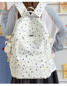 Vue de dos d'un sac à dos blanc avec motif d'étoiles sur un mannequin en studio