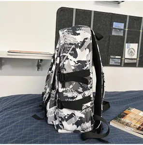 Detailansicht der Seite mit Graffiti-Druck, verstellbaren Schnallen und Trägern