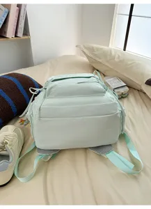 Vue détaillée d'un sac à dos scolaire vert menthe minimaliste de grande capacité pour filles.