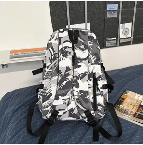 Detailansicht des Camouflage-Graffiti-Musters auf einem stilvollen großen Schülerrucksack