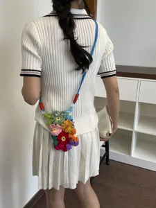 Sac de téléphone bandoulière en fleurs tricotées main pour un style bohème et mignon