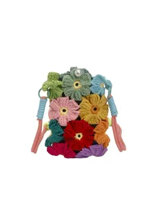 Sac bandoulière tricoté main avec design floral coloré et détail de perle élégant