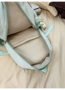 Vue intérieure du sac à dos scolaire minimaliste de grande capacité montrant les compartiments