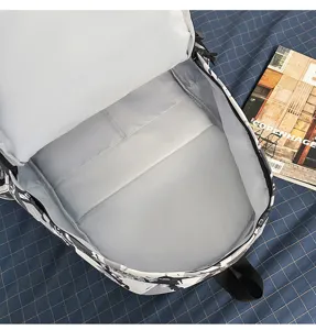 Innenansicht des großen Hauptfachs eines modischen Schulrucksacks mit Graffiti-Muster