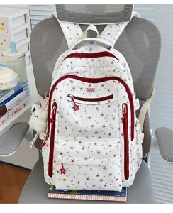 Sac à dos d'école blanc avec imprimé étoiles rouges et pendentif peluche mignon.
